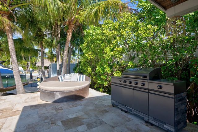 7910 Hawthorne Ave, Miami Beach, FL 33141