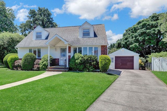955 Cedar Court, Franklin Square, NY 11010