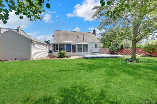 955 Cedar Court, Franklin Square, NY 11010