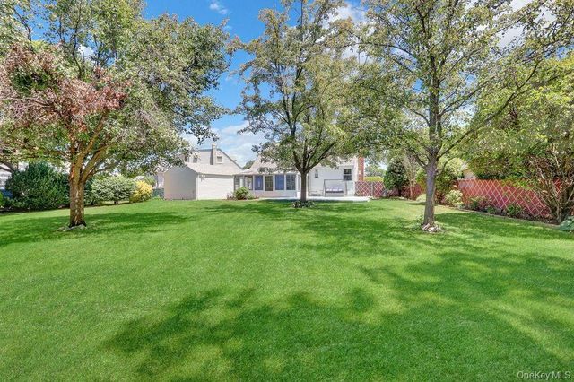955 Cedar Court, Franklin Square, NY 11010