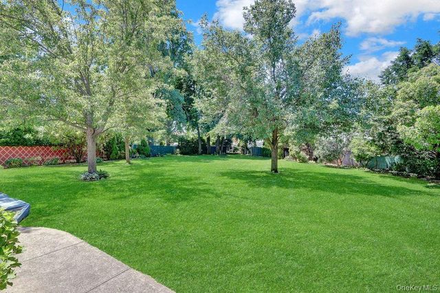 955 Cedar Court, Franklin Square, NY 11010