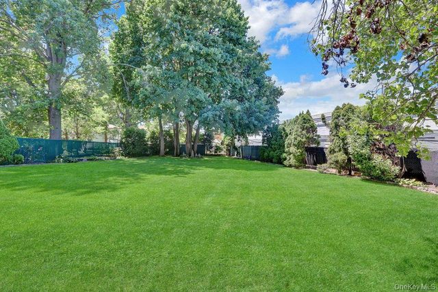 955 Cedar Court, Franklin Square, NY 11010