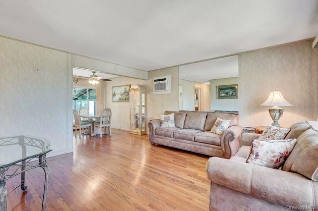 955 Cedar Court, Franklin Square, NY 11010