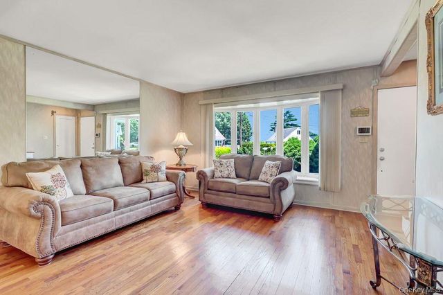 955 Cedar Court, Franklin Square, NY 11010