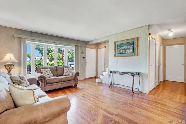 955 Cedar Court, Franklin Square, NY 11010