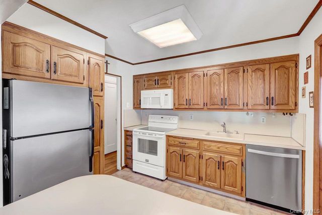 955 Cedar Court, Franklin Square, NY 11010