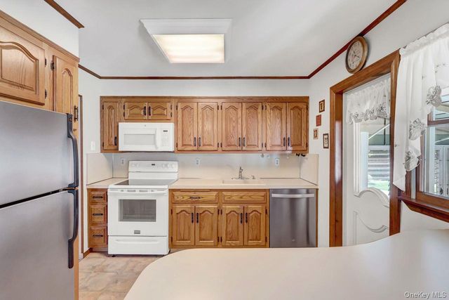 955 Cedar Court, Franklin Square, NY 11010