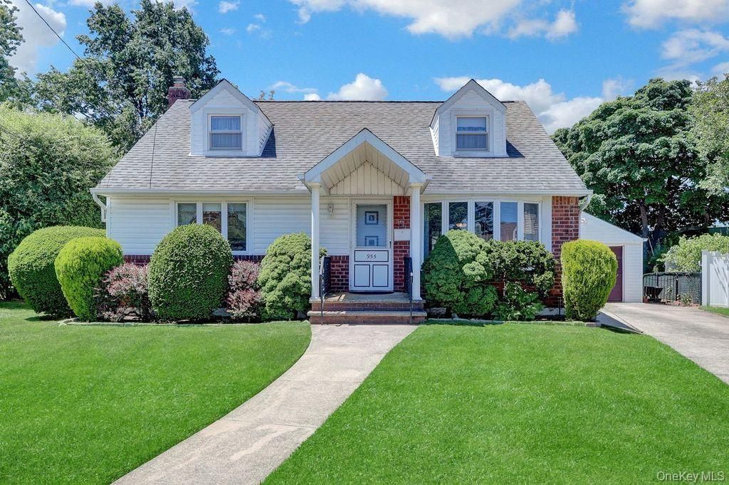 955 Cedar Court, Franklin Square, NY 11010