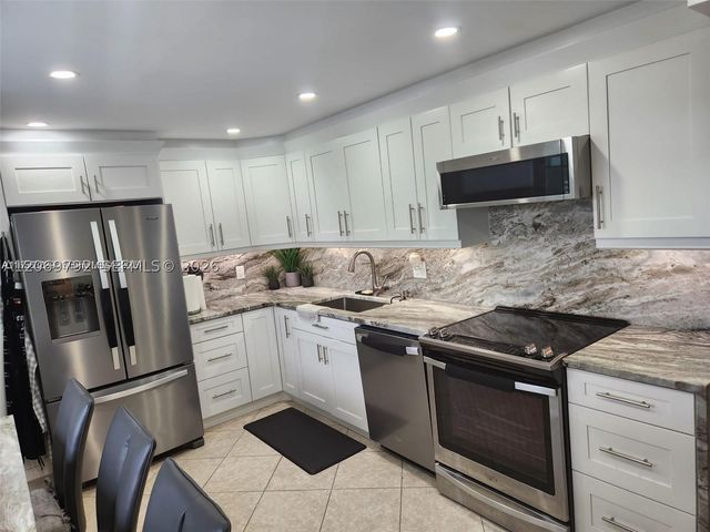 806 Cypress Grove Ln 403, Pompano Beach, FL 33069