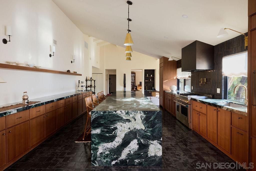 Image 13 of property listing at 17335 Via Del Bravo, Rancho Santa Fe, CA 92067