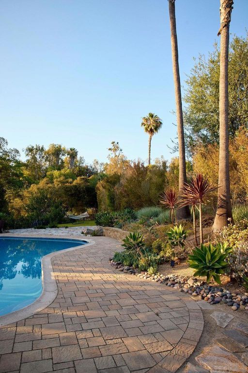 Image 7 of property listing at 17335 Via Del Bravo, Rancho Santa Fe, CA 92067