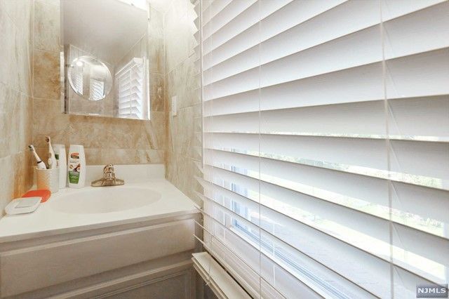 35 Florence Place, Elmwood Park, NJ 07407
