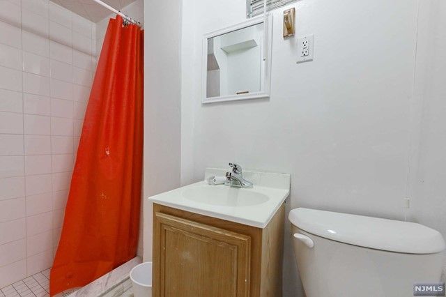 35 Florence Place, Elmwood Park, NJ 07407