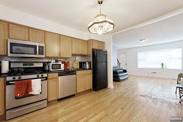 35 Florence Place, Elmwood Park, NJ 07407