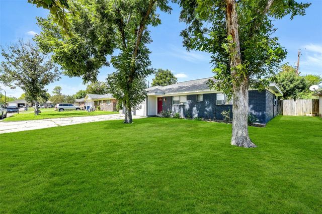 2910 19th Avenue N, Texas City, TX 77590