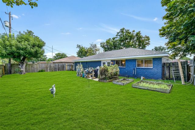 2910 19th Avenue N, Texas City, TX 77590