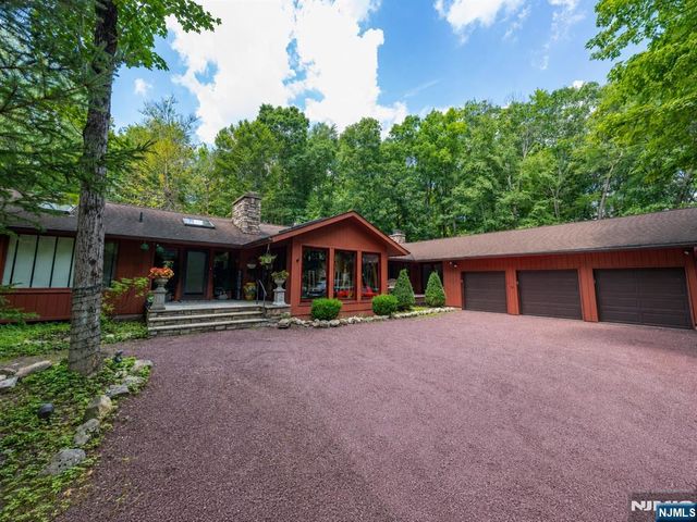 111 Ballantine Road, Andover Twsp, NJ 07821