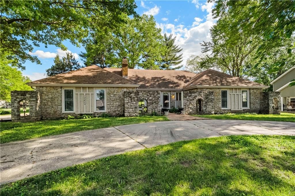 12405 Pine Valley Drive, Kansas City, KS 66109 — exterior