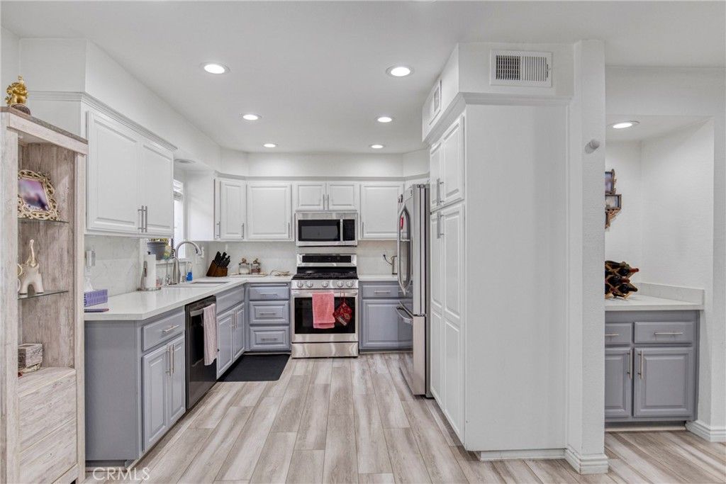 Image 4 of property listing at 9000 Vanalden, Northridge, CA 91324