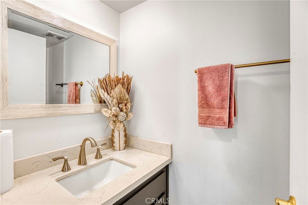 Image 7 of property listing at 9000 Vanalden, Northridge, CA 91324