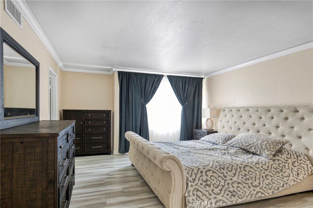 Image 9 of property listing at 9000 Vanalden, Northridge, CA 91324