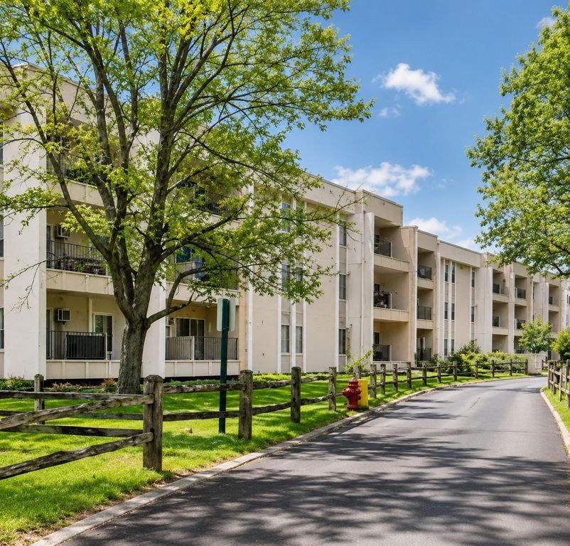 4110 Rahn Road 323, Eagan, MN 55122