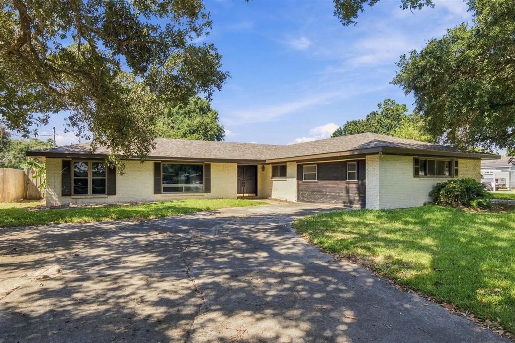 330 Arlington Drive, Lake Charles, LA 70605