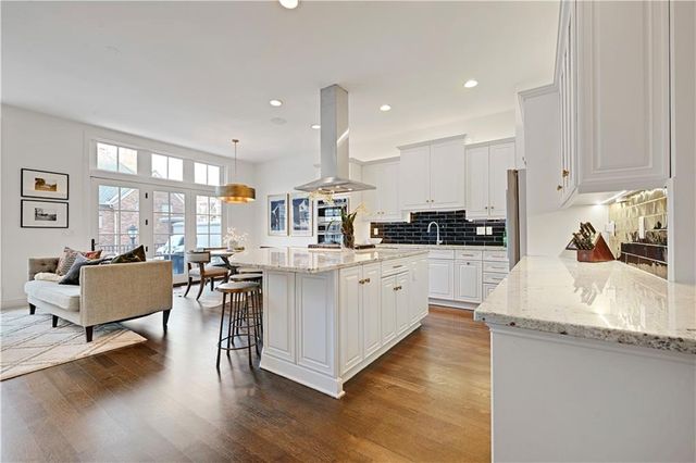 202 W 50th Street, Kansas City, MO 64112