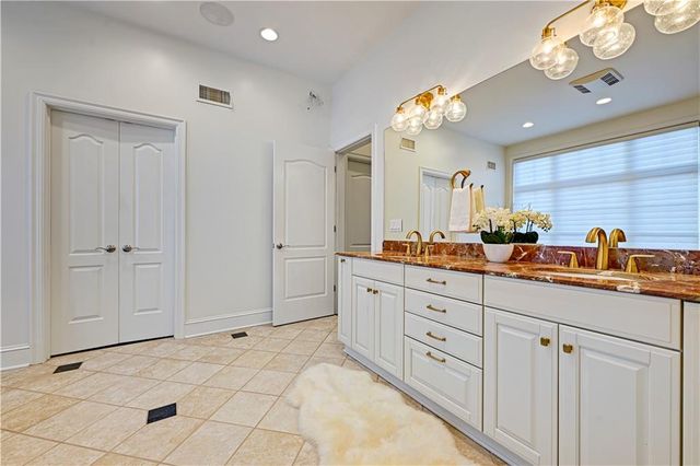 202 W 50th Street, Kansas City, MO 64112
