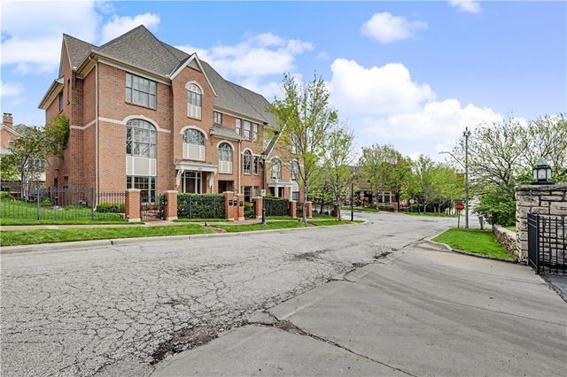 202 W 50th Street, Kansas City, MO 64112