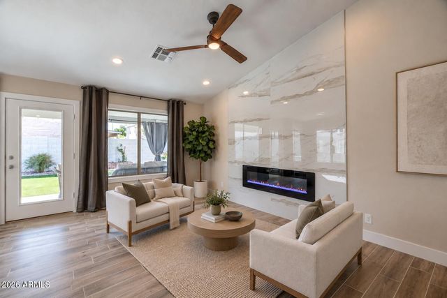 8213 W RUE DE LAMOUR Avenue, Peoria, AZ 85381