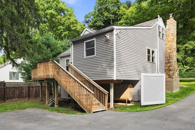32 Red Oaks Mill Road, Poughkeepsie, NY 12603