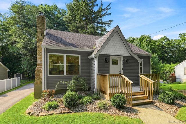 32 Red Oaks Mill Road, Poughkeepsie, NY 12603