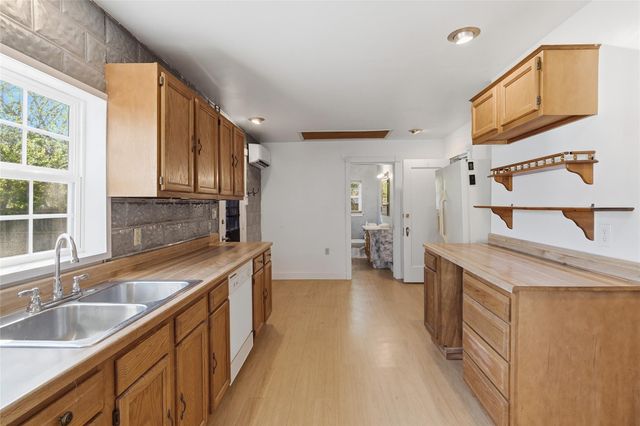 717 N Heideke ST, Seguin, TX 78155