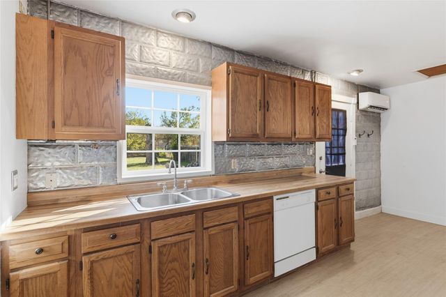 717 N Heideke ST, Seguin, TX 78155