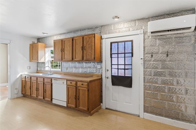 717 N Heideke ST, Seguin, TX 78155