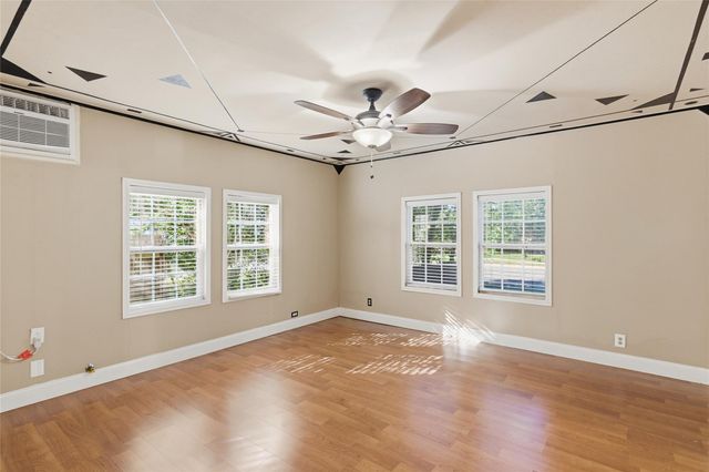 717 N Heideke ST, Seguin, TX 78155