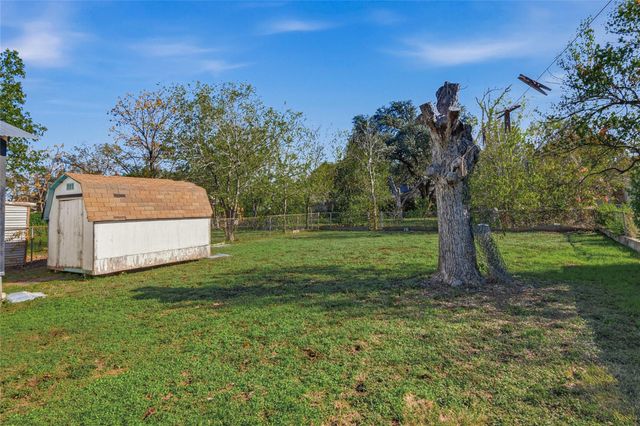 717 N Heideke ST, Seguin, TX 78155