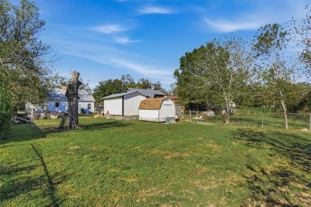 717 N Heideke ST, Seguin, TX 78155