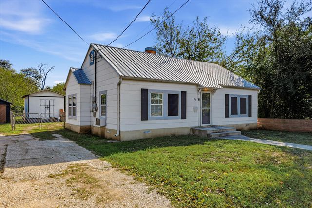 717 N Heideke ST, Seguin, TX 78155