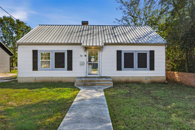 717 N Heideke ST, Seguin, TX 78155