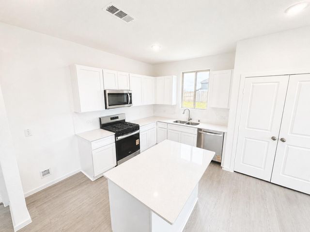 1045 S Oakhurst Drive, Dayton, TX 77535