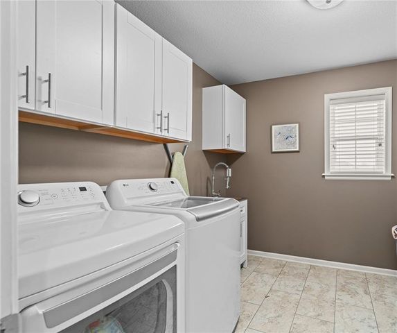 927 Hedge Apple Place, Raymore, MO 64083