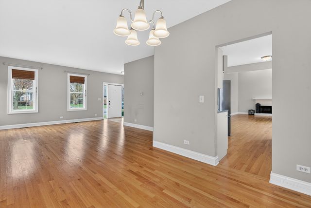 702 Pinehurst Drive, North Aurora, IL 60542