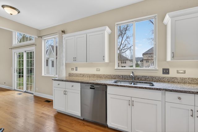 702 Pinehurst Drive, North Aurora, IL 60542