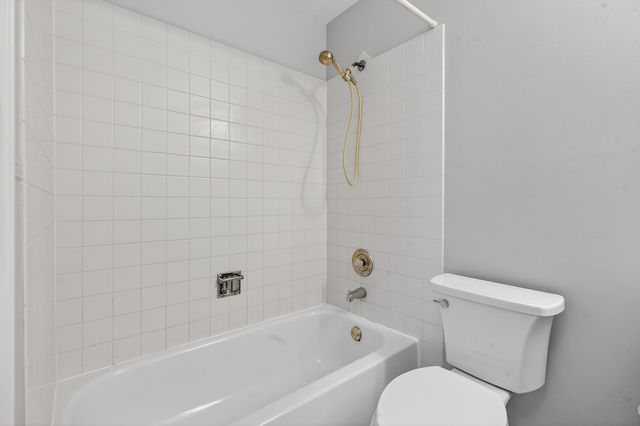 702 Pinehurst Drive, North Aurora, IL 60542