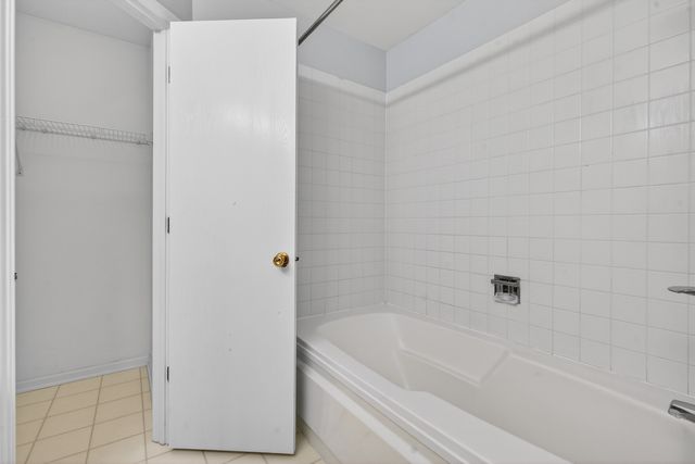 702 Pinehurst Drive, North Aurora, IL 60542