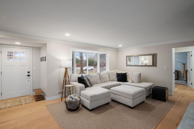 4721 Valley View Road, Edina, MN 55424