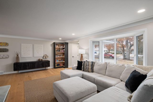 4721 Valley View Road, Edina, MN 55424