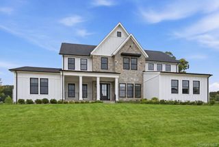 1 Levitow Court, Dix Hills, NY 11746